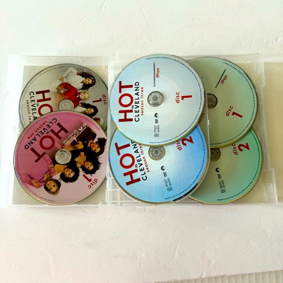 Hot In Cleveland: Complete Series - opened DVD box set - unused unwatched - Picture 4 of 6